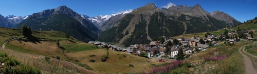 Immagine con panorama, montagna, montagne, paese, verde, case, alberi, prati