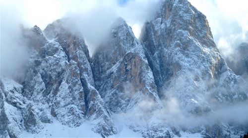 Immagine con nuvole, neve, montagne, montagna, inverno, vette, nebbia, rocce, roccia, bianco