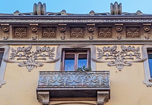 Immagine con balcone, liberty, finestra, decorazioni, ringhiera, finestre, pianta, bassorilievi, palazzo, sculture, cielo, vetro, cornicione, vetri, riflesso