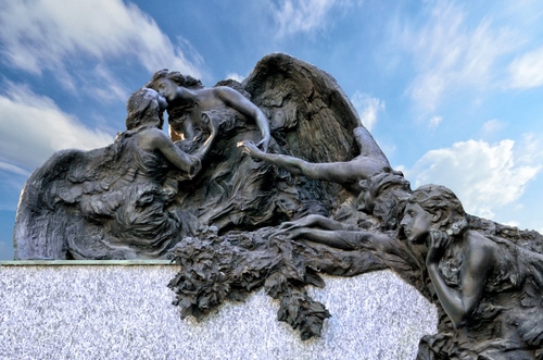 Immagine con nuvole, monumento, cielo, ali, scultura, angeli, bacio, bronzo, azzurro, statue, bianco, statua, marmo, viso, braccia, metallo, mani