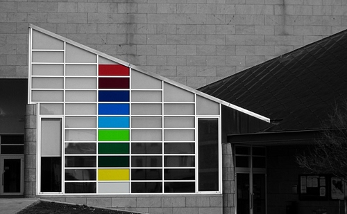 Immagine con colori, giallo, rosso, finestre, tetto, verde, blu, palazzo, vetro, muro