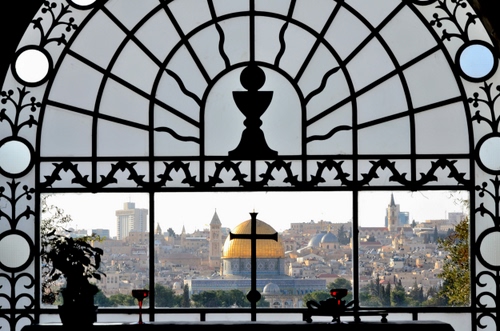 Immagine con croce, panorama, cupola, città, vetrata, calice, oro, finestra, inferriata, vetri, case, ferro