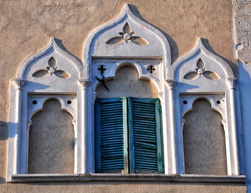 Immagine con finestra, persiane, tre, verde, trifora, archi, finestre, muro, cornici