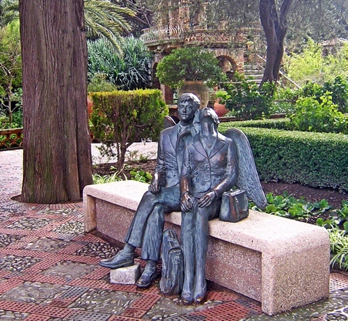 Immagine con panchina, angelo, parco, statue, alberi, angeli, statua, scultura, ali, uomo, bronzo, giardino, monumento