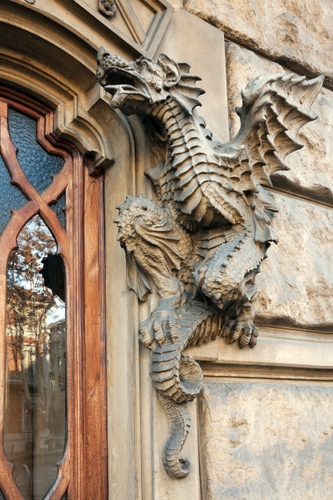 Immagine con drago, vetro, porta, muro, riflesso, ali, finestra, vetri, palazzo, statua