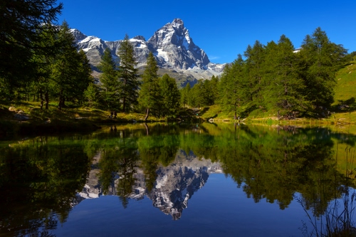 Immagine con lago, alberi, montagna, riflesso, montagne, verde, cielo, riflessi