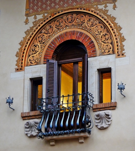 Immagine con balcone, finestre, arco, finestra, lampioni, ferro, decori, decorazioni, persiane