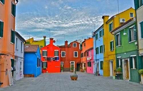 Immagine con case, colori, piazza, cielo, finestre, multicolore, nuvole, colore