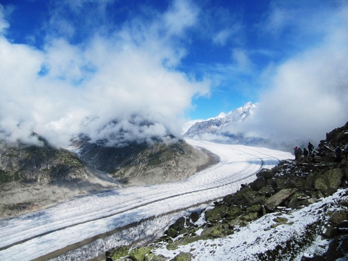 Immagine con nuvole, neve, montagna, bianco, cielo, rocce, inverno, persone, montagne