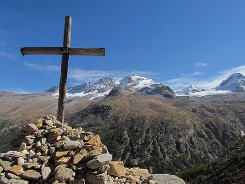 Immagine con croce, montagne, neve, sassi, cielo, pietre, montagna