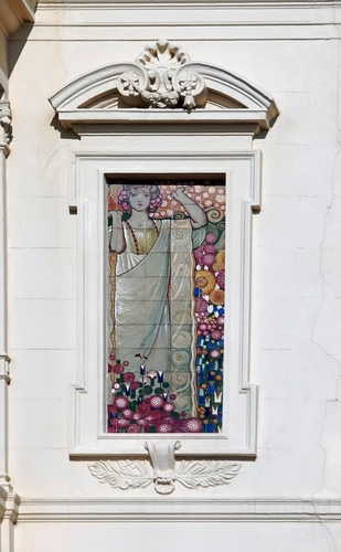 Immagine con fiori, finestra, cornice, liberty, vetrata, muro, bianco, donna, figura, dipinto, affresco