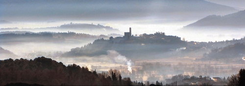 Immagine con nebbia, panorama, colline, alberi, torre, borgo, montagne, castello, paese, paesaggio, chiesa, campanile, foschia