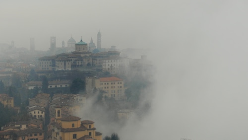 Immagine con nebbia, case, paese, campanili, torri, borgo, tetti, palazzi, chiesa, campanile, nuvole, panorama, finestre, città, cupole