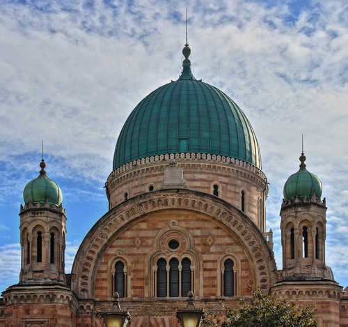 Immagine con nuvole, cielo, finestre, cupole, chiesa, arco, trifora, azzurro, lampioni, cupola, verde, colonne, moschea, trifore