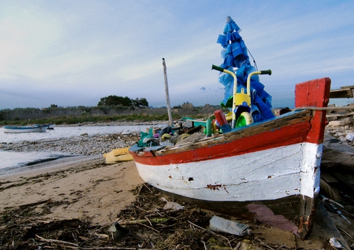 Immagine con barca, spiaggia, rosso, bianco, acqua, sabbia, mare, verde, cielo, barche, legno, rifiuti, azzurro, giallo, blu, plastica, sassi