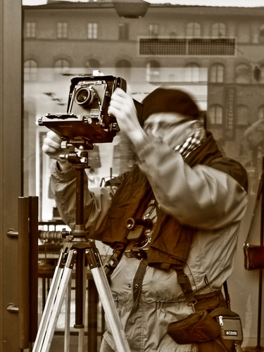 Immagine con fotografo, cavalletto, macchina, fotocamera, treppiede, bianconero, riflesso