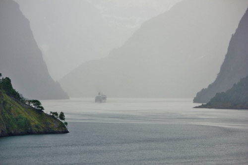 Immagine con nebbia, fiordo, acqua, nave, mare, montagne, alberi, foschia, barca, imbarcazione, lago