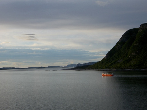 Immagine con nuvole, mare, barca, cielo, acqua, rosso, montagna, costa, promontorio, montagne, rocce, lago, panorama, paesaggio