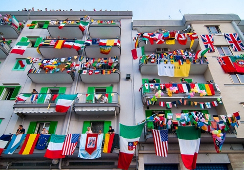 Immagine con bandiere, finestre, balconi, palazzo, verde, colori, rosso, tricolore, bianco, persone, persiane, terrazzi, spagna, stendardi, tanti