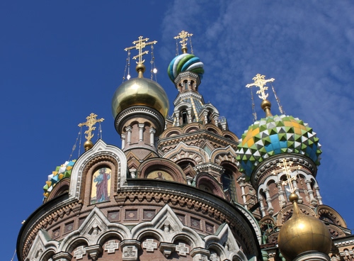 Immagine con croci, cielo, cupole, nuvole, chiesa, oro, icone, azzurro, decorazioni, sfere, mosaico, archi, tetti, colori