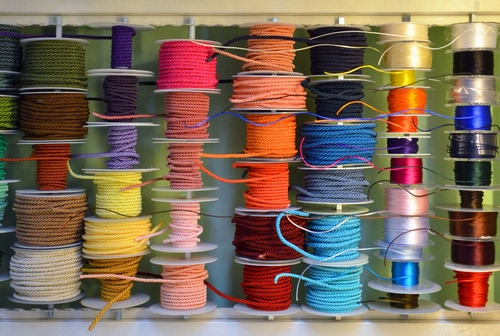 Immagine con colori, rocchetti, multicolore, fili, spago, gomitoli, corde, filo, giallo, azzurro, rotoli, corda