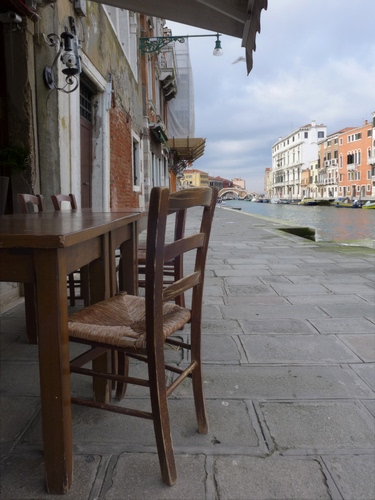 Immagine con tavolo, canale, sedia, lampione, venezia, acqua, tenda, case, sedie