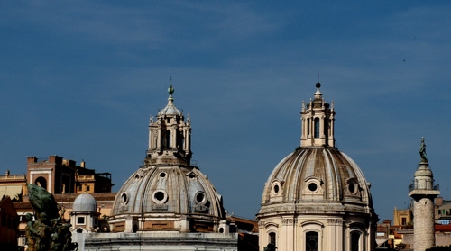 Immagine con cupole, cielo, finestre, colonna, chiese, croci, due, chiesa, statua, case, croce, nuvole, palazzi, obelisco, azzurro, roma, cerchi