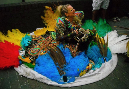 Immagine con donna, piume, carnevale, colori, vestito, maschera, azzurro, costume