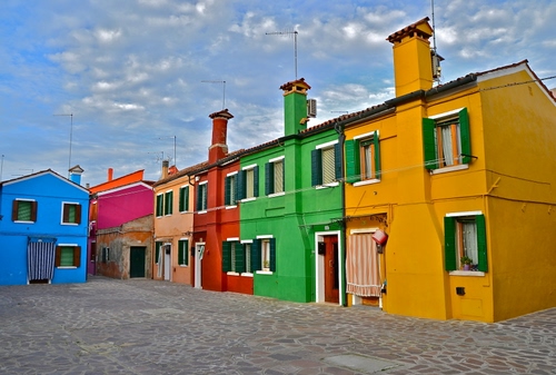 Immagine con case, verde, giallo, colori, multicolore, comignoli, azzurro, finestre, rosso, colore