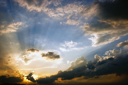 Immagine con cielo, nuvole, raggi, tramonto, sole, alba, controluce