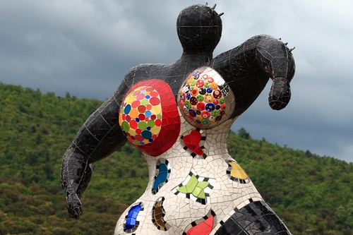 Immagine con donna, statua, colori, alberi, verde, monumento, collina, nuvole, cielo, multicolore, scultura