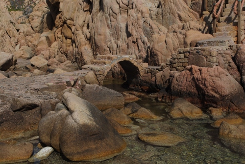 Immagine con acqua, rocce, ponte, sassi, massi, scale, scala, ruscello