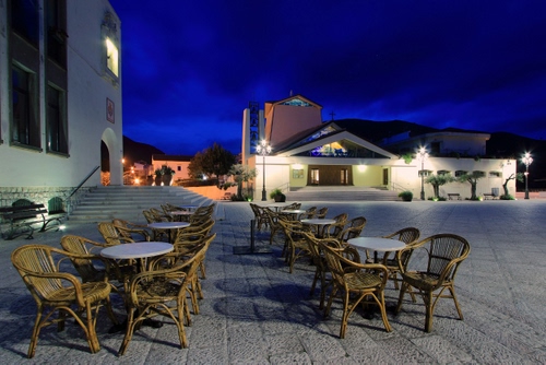 Immagine con sedie, piazza, tavoli, chiesa, gradini, blu, notte, scale, lampioni