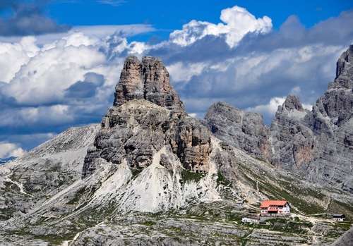 Immagine con nuvole, cielo, montagna, rifugio, montagne, cime, bianco, casa, azzurro, rocce, roccia, albergo
