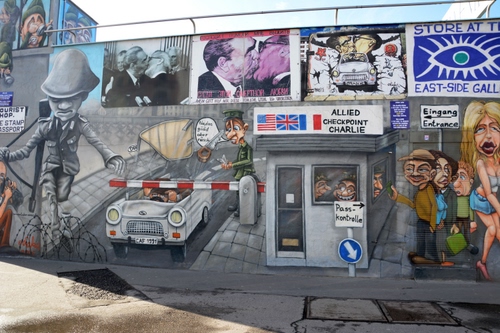 Immagine con murales, muro, strada, macchina, disegni, murale, bacio, sbarra, automobile, berlino
