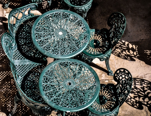 Immagine con sedie, tavolini, ombre, verde, panchina, ferro, tavoli, ombra, due, ricami, divanetto, cerchi, sole