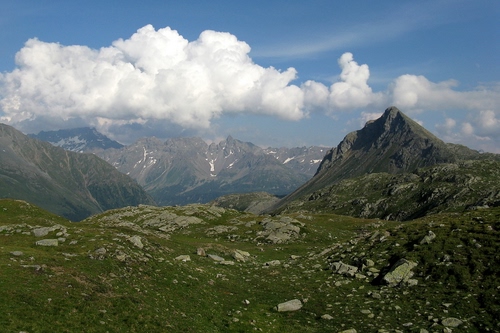 Immagine con nuvole, montagne, panorama, montagna, cielo, verde, sassi, erba, prati, rocce