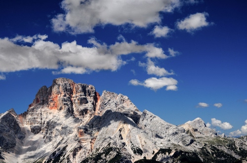 Immagine con nuvole, cielo, montagna, rocce, montagne, roccia, ombre, vette, grigio