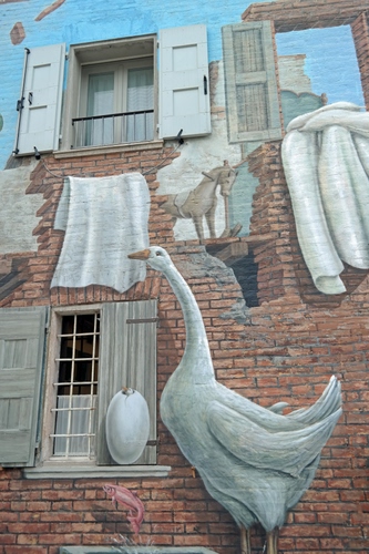 Immagine con finestre, oca, mattoni, murales, murale, bianco, panni, muro, dipinto, cavallo, disegno, becco, ringhiera, finestra, ante, uovo, inferriata, cigno, facciata, animale