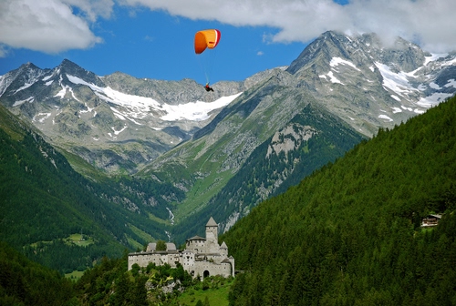 Immagine con castello, montagne, neve, parapendio, montagna, cielo, boschi, deltaplano, nuvole, alberi