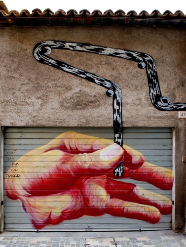 Immagine con mano, serranda, murales, muro, murale, dita, saracinesca, corda, tegole, dipinto