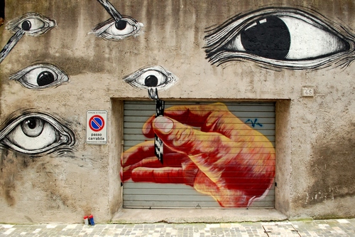 Immagine con occhi, mano, serranda, murales, saracinesca, muro, murale, divieto