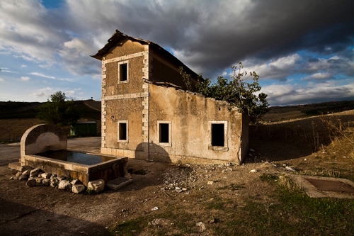 Immagine con nuvole, casa, finestre, fontana, rudere, cielo, abbandono, acqua, lavatoio, campagna, abbeveratoio