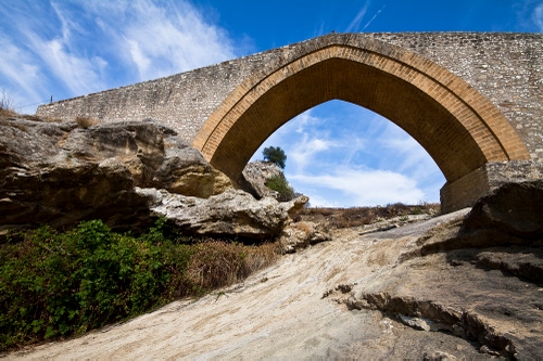 Immagine con ponte, arco, roccia, fiume, strada, rocce, verde, cielo, acqua, piante