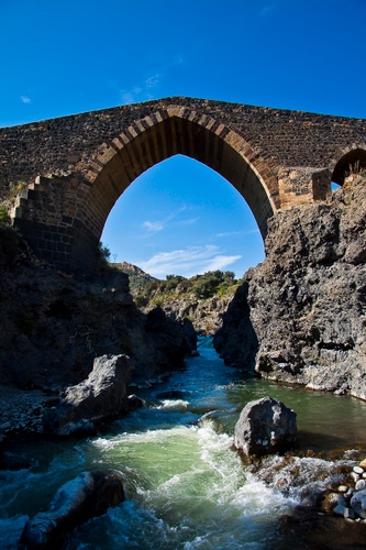 Immagine con acqua, ponte, fiume, arco, pietre, rocce, cielo