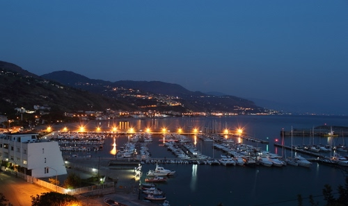Immagine con mare, porto, luci, barche, panorama, sera, costa, notturno