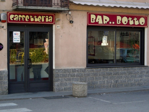 Immagine con bar, vetrina, vetrine, caffetteria, porta, insegna, insegne, riflessi, strada, vetri, finestra
