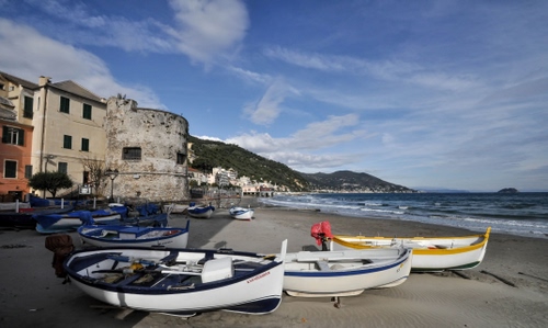 Immagine con barche, mare, spiaggia, case, nuvole, torre, cielo, sabbia