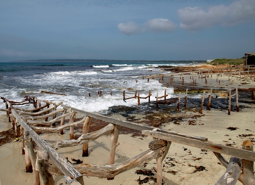 Immagine con mare, spiaggia, onde, legno, pali, cielo, acqua, sabbia