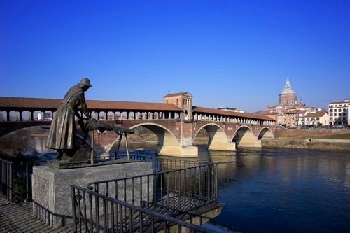 Immagine con fiume, ponte, statua, acqua, monumento, lavandaia, archi, ringhiera, chiesa, campanile